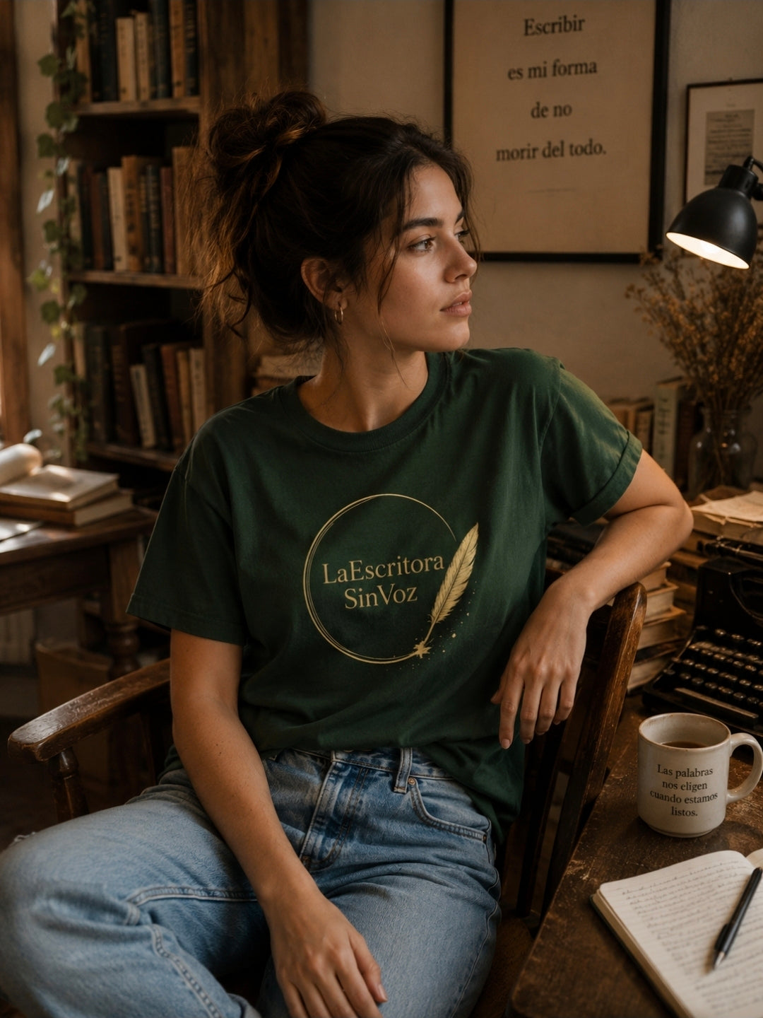 LaEscritoraSinVoz | Camiseta unisex · Logo dorado