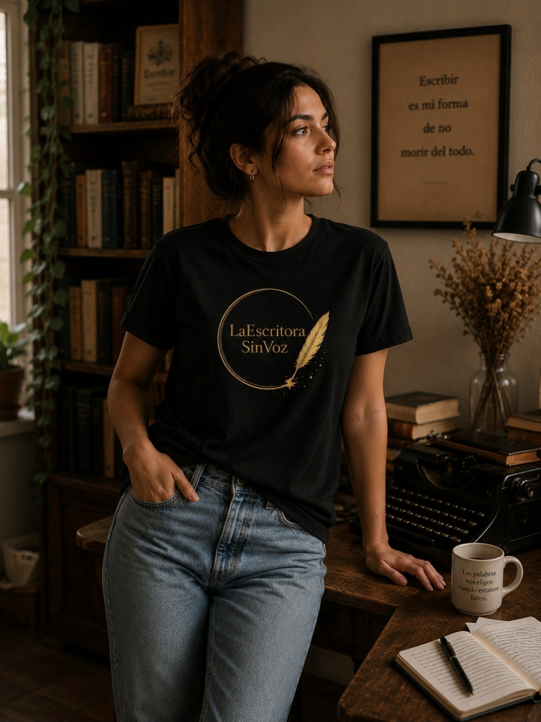 LaEscritoraSinVoz | Camiseta unisex · Logo dorado